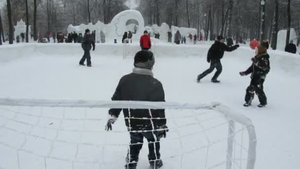 Мальчики играют в футбол на открытом воздухе в городе льда — стоковое видео