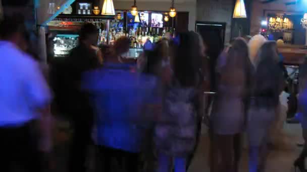 Mensen dansen op party in discotheek — Stockvideo