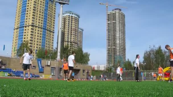 Мужчины играют в футбол в Строгино — стоковое видео