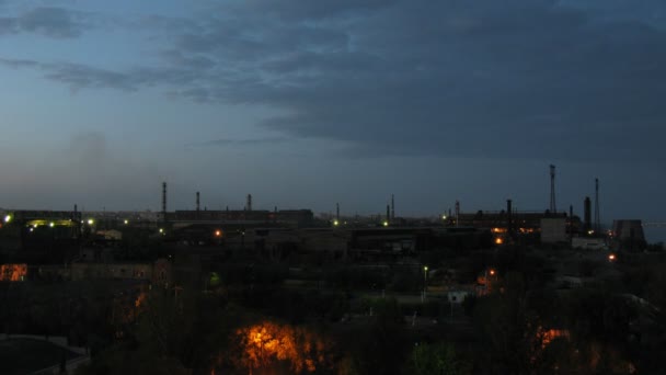 Grande fábrica em Volgograd à noite — Vídeo de Stock