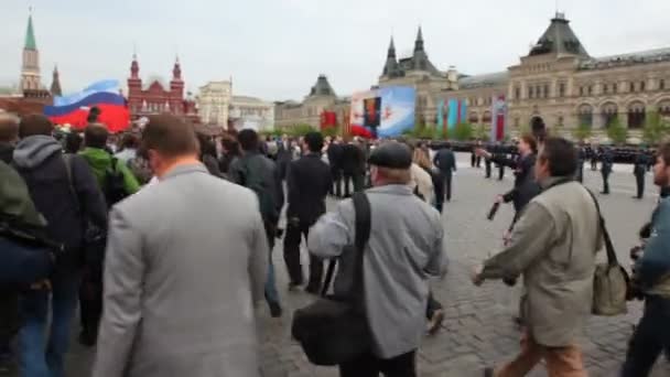 Journalists and reporters quickly go in anticipation of arrival of VIP-persons — Stock Video