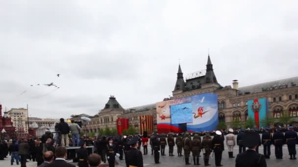 Летающий танкер Ил-78 предназначен для заправки самолетов с МиГ-31 на репетиции на параде — стоковое видео