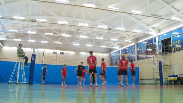 Young men play volleyball in Russian State University — Stock Video
