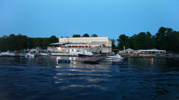 Fiume Neva e la stazione di barca sulla riva in serata — Video Stock