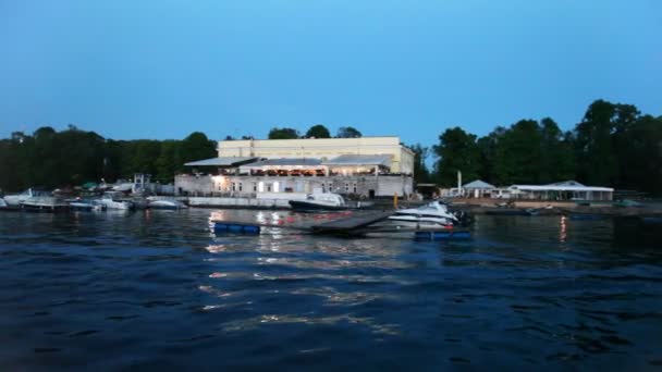 Rivière Neva et station de bateau à terre dans la soirée — Video