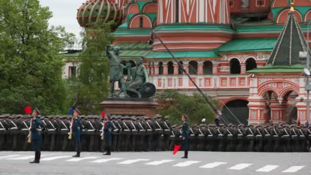 兵士はパレードのリハーサルに聖ワシリイ大聖堂に向かって行進します。 — ストック動画