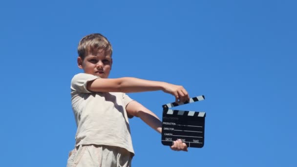 Jongen staat met Filmklapper, schreeuwen — Stockvideo