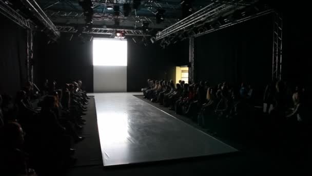 Leeres Modelpodium vor Show — Stockvideo