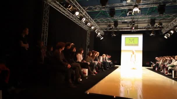 妇女在时装展示 cpm 集合首映在博览中心的模型 — 图库视频影像
