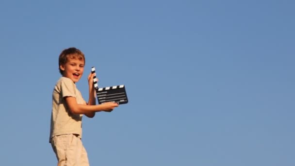 Ragazzo clapperboard clic e confuso va via — Video Stock