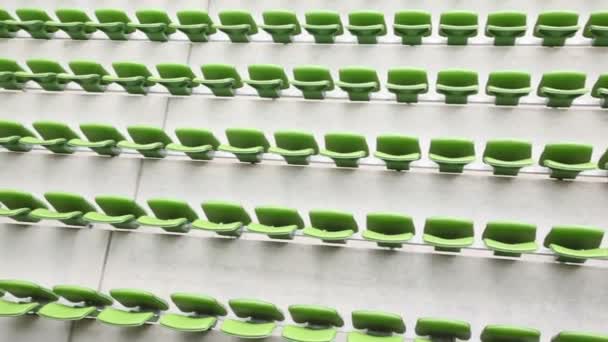 Зеленые сиденья стадиона — стоковое видео