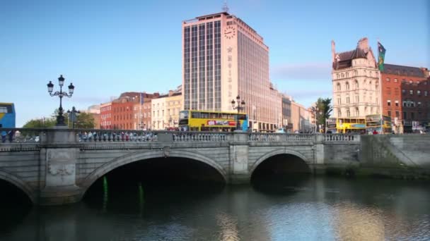 Cars and passers-by cross the Grattan bridge over the river Liffey — Stock Video