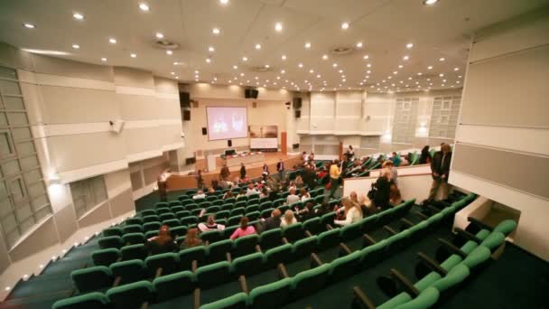 Personas en la sala de conferencias después de CPM Collection Premiere — Vídeos de Stock