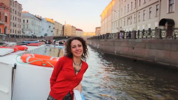 Дівчина пливе в човні по річці канал до Санкт-Петербурга — стокове відео