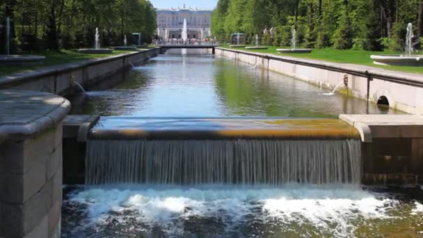 Kleiner Wasserfall und Kanal, der von königlichen Petrodworez fließt — Stockvideo