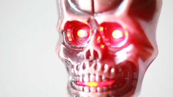 Le briquet rotatif en forme de crâne avec des yeux brillants 