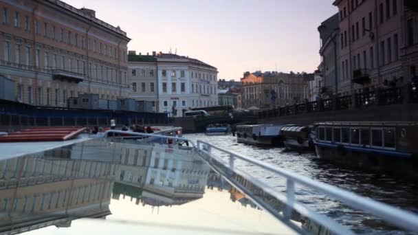 Boat floats on river channel to St. Petersburg — Stockvideo