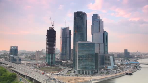 Moscow International Business Center (Moskva-stad) på kvällen — Stockvideo
