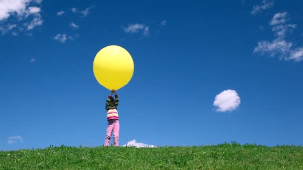 Дівчина вниз на пагорбі з бульбашкою в руці — стокове відео