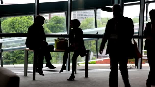 L'homme et la femme sont assis à la table — Video