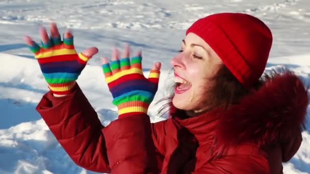 Vrouw staat en speels toont pinocchio — Stockvideo