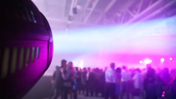 Projecteur brille dans la salle où il y a un concert — Video