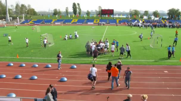 Участники больших гонок прогуливаются на стадионе "Янтар" в Строгино — стоковое видео