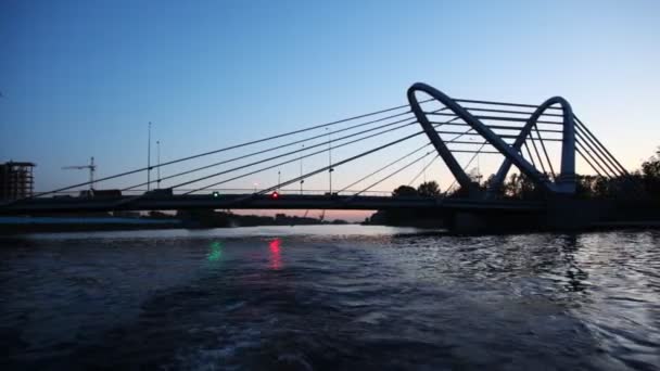 Silhouette Lazarevsky puente es el nuevo eje de cable-estancia a través de Malaya Nevka en San Petersburgo — Vídeos de Stock