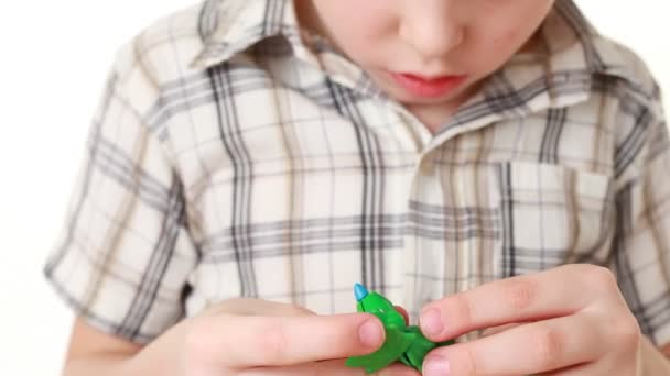 Chlapec se snaží přidat poslední část hraček, ale on nemůže — Stock video