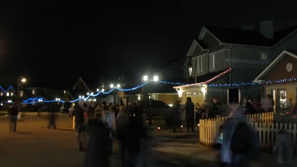 Menigte wandelingen op de straten van de stad en viert halloween — Stockvideo