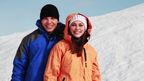 Niño y niña de pie al aire libre en invierno — Vídeos de Stock