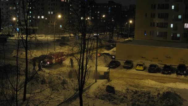 Brandweerlieden blussen brand in de Prullenbak, time-lapse — Stockvideo