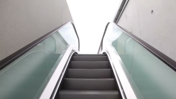 Rolltreppe steigt und neue Aussicht über das Stadion — Stockvideo