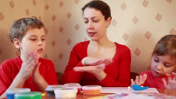 Les enfants jouent avec la femme, sculptent la plasticine — Video