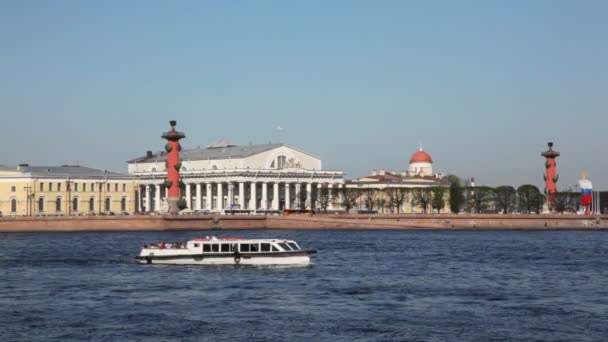 Лодка плавает по реке на острове Василий в Санкт-Петербурге — стоковое видео