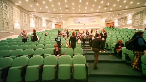 Personnes en auditorium après la première de la collection CPM — Video
