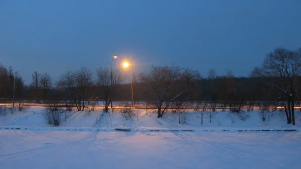 冬の夜、時間の経過上のトラフィックを持つ道路面ビュー — ストック動画
