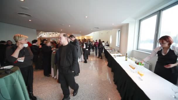 Los visitantes en stand-up comida en CPM Collection Premiere en el centro de Expo — Vídeos de Stock