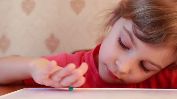 Fille roulant boule de plasticine sur la table — Video