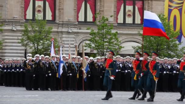 Nositelé pochod s vlajka Ruska a staré vlajky na Rudém náměstí — Stock video