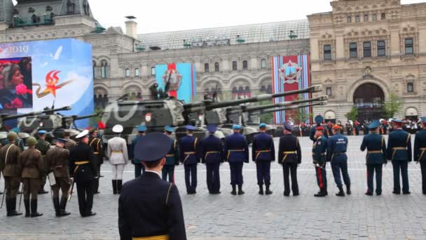 Columna de la unidad de artillería autopropulsada en ensayo en desfile en la Plaza Roja — Vídeos de Stock