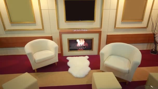 Interior con chimenea, sillones y televisor — Vídeos de Stock