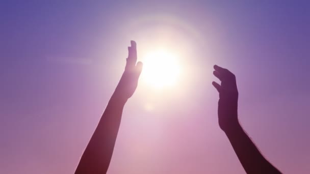 Mani dell'uomo e della donna che si mettono in contatto con il sole sul cielo — Video Stock