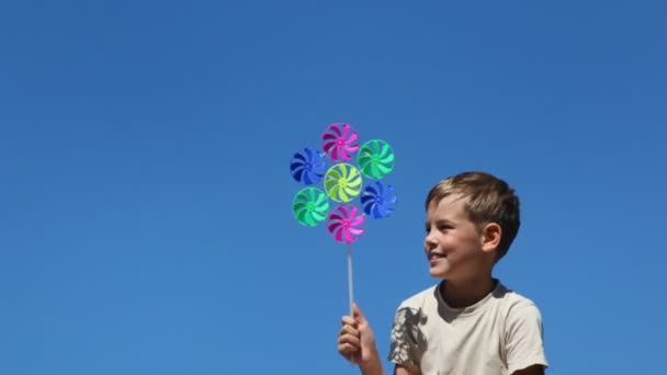 Pojken visas snabbt i ramen håller leksak bestående av sju däck — Stockvideo