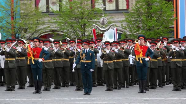 Военный оркестр играет государственный гимн России на Красной площади — стоковое видео