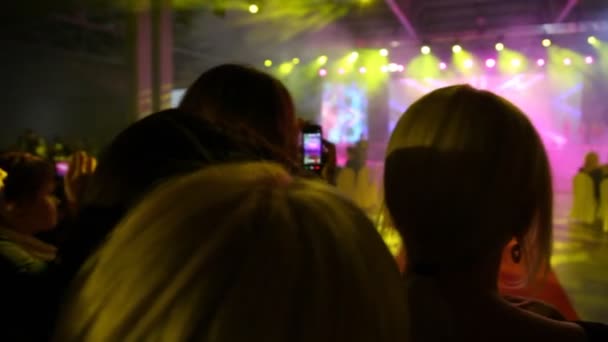 Des gens qui regardent le concert — Video