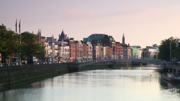 People crosses the Ha'penny bridge — Stock Video