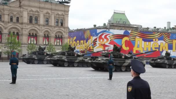 Modern russian main battle tanks T-90 go on rehearsal of parade — Stock Video