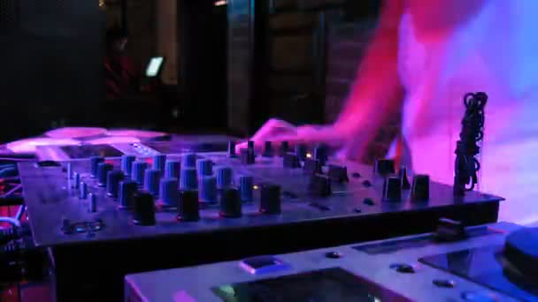 Vista de cerca en el panel DJ durante la fiesta en la discoteca — Vídeo de stock