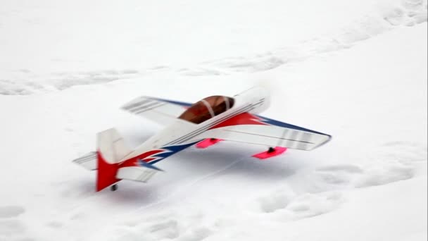 Toy model airplane start flying at sky — Stock Video